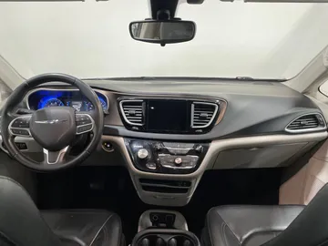 2017 Chrysler Pacifica - image 4