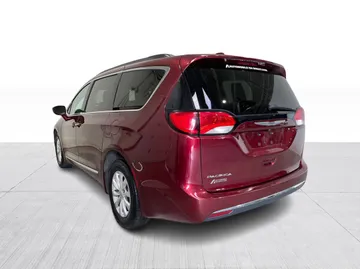 2017 Chrysler Pacifica - image 10