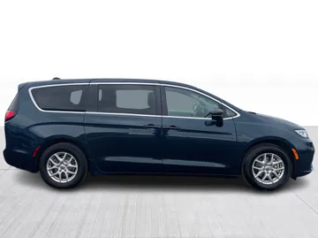 2024 Chrysler Pacifica - image 9