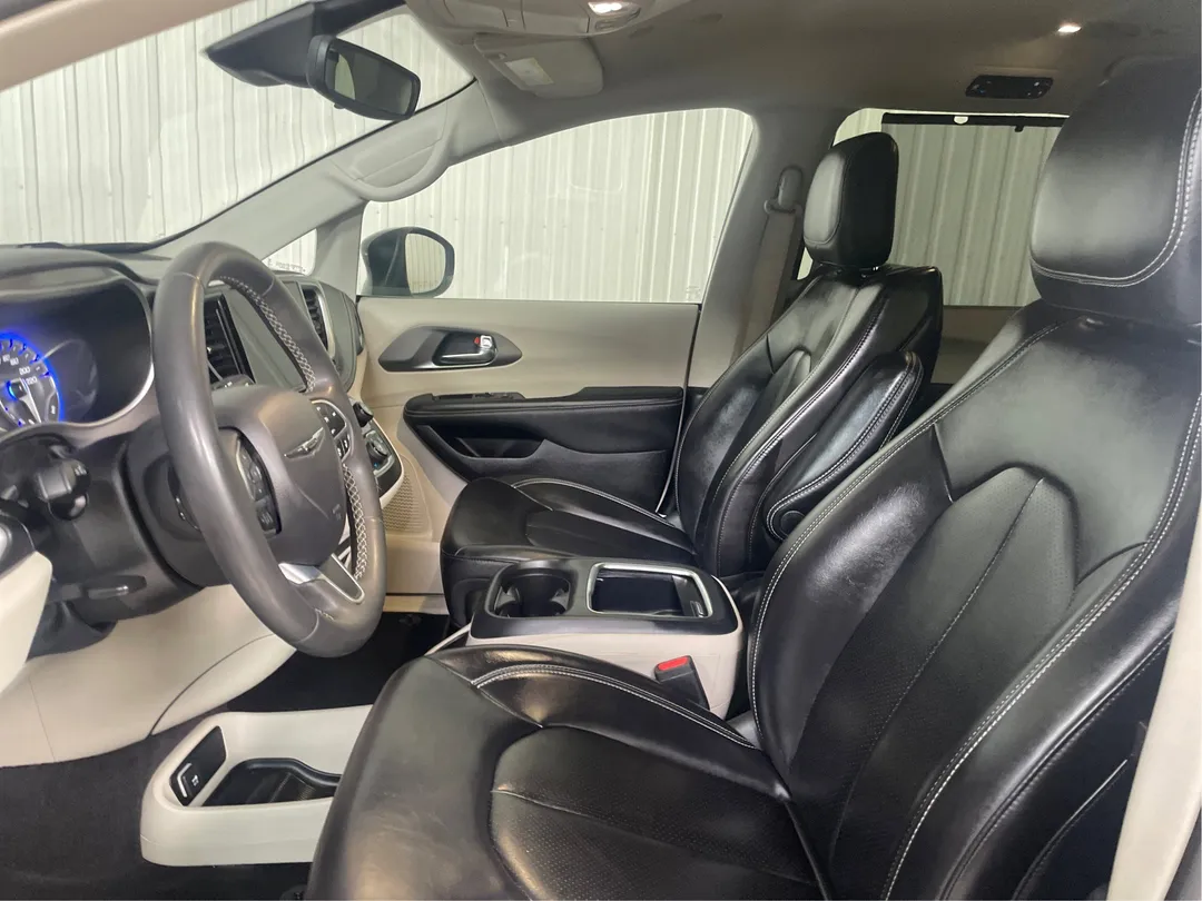 2023 Chrysler Pacifica — photo 3