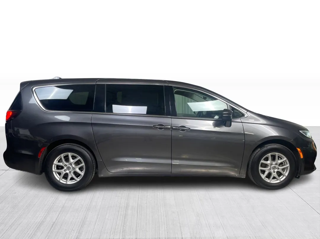 2023 Chrysler Pacifica — photo 2