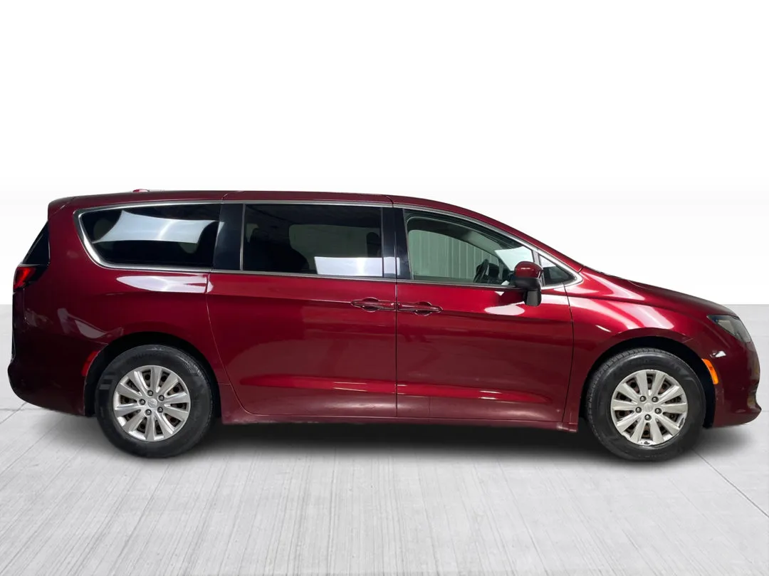 2019 Chrysler Pacifica — photo 2