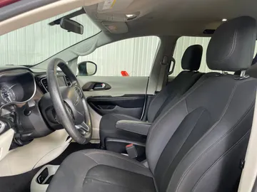2019 Chrysler Pacifica - image 3