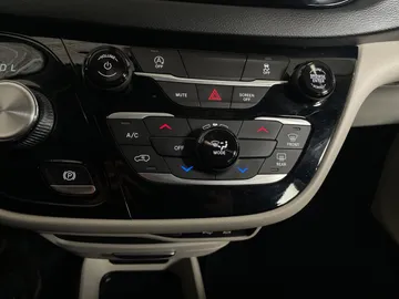 2019 Chrysler Pacifica - image 19