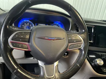 2019 Chrysler Pacifica - image 16