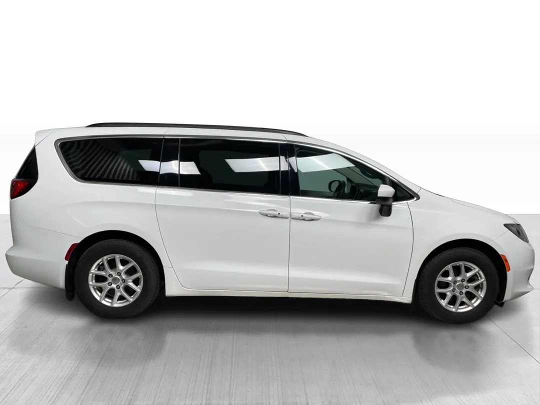 2017 Chrysler Pacifica — photo 2