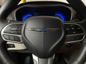 2017 Chrysler Pacifica - image 16