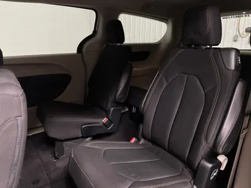 2017 Chrysler Pacifica - image 14