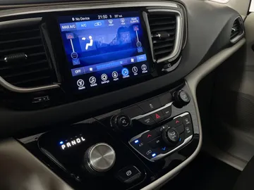 2017 Chrysler Pacifica - image 29