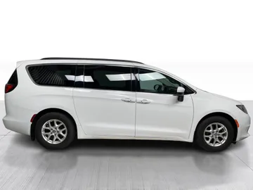 2017 Chrysler Pacifica - image 2