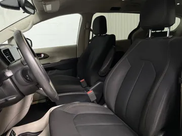 2017 Chrysler Pacifica - image 3