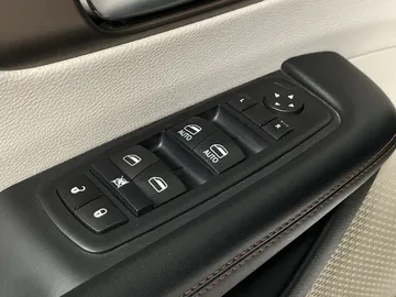 2017 Chrysler Pacifica - image 23