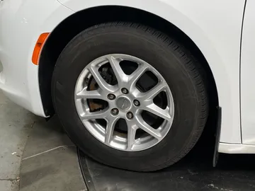2017 Chrysler Pacifica - image 6