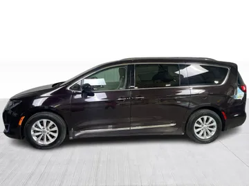 2018 Chrysler Pacifica - image 9