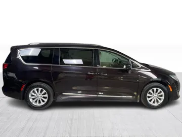 2018 Chrysler Pacifica - image 2