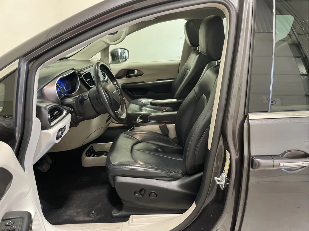 2018 Chrysler Pacifica — photo 3