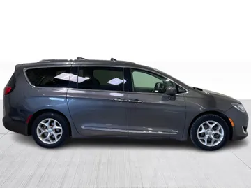 2018 Chrysler Pacifica - image 2