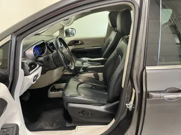 2018 Chrysler Pacifica - image 3