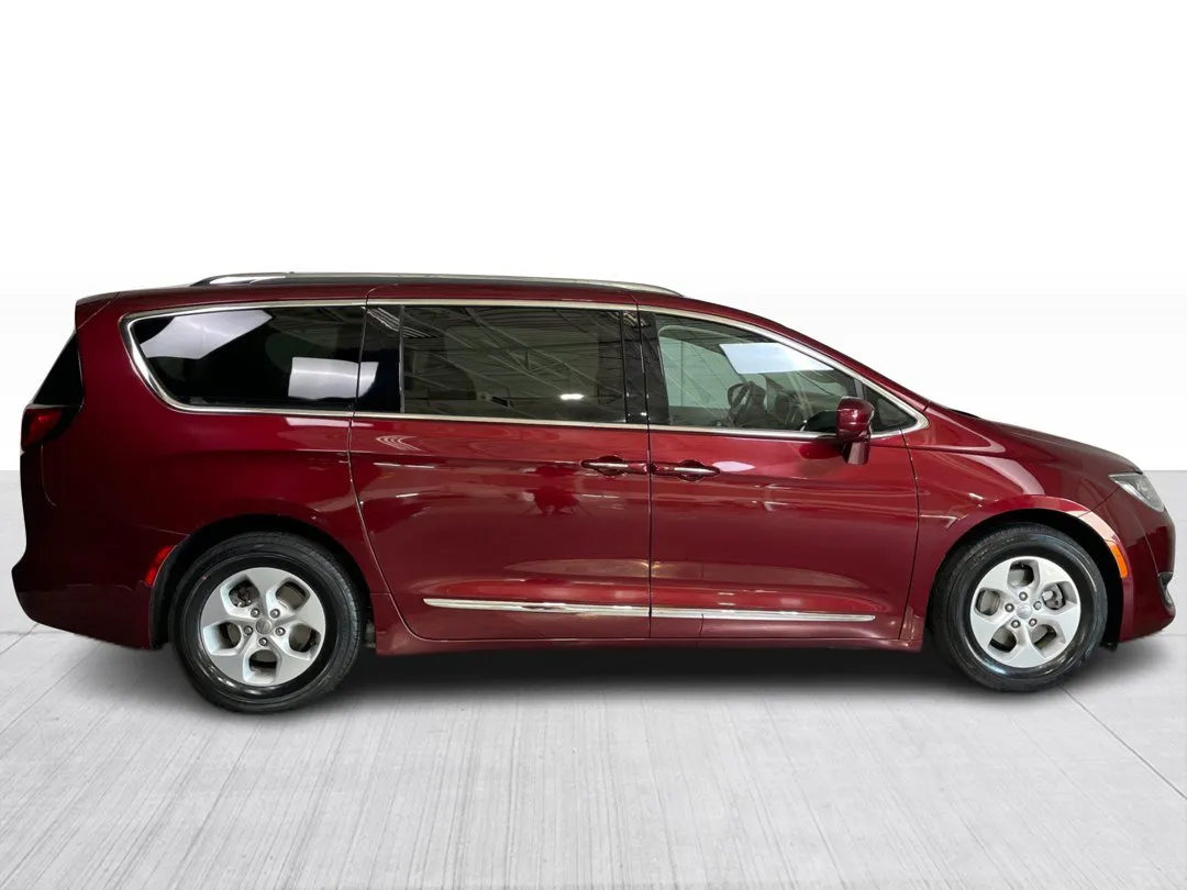 2017 Chrysler Pacifica — photo 2