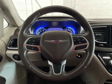 2017 Chrysler Pacifica - image 17