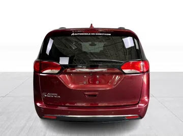 2017 Chrysler Pacifica - image 11