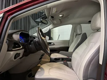 2017 Chrysler Pacifica - image 3