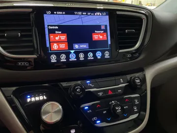 2017 Chrysler Pacifica - image 24