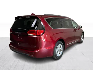 2017 Chrysler Pacifica - image 13