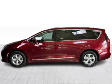 2017 Chrysler Pacifica - image 9