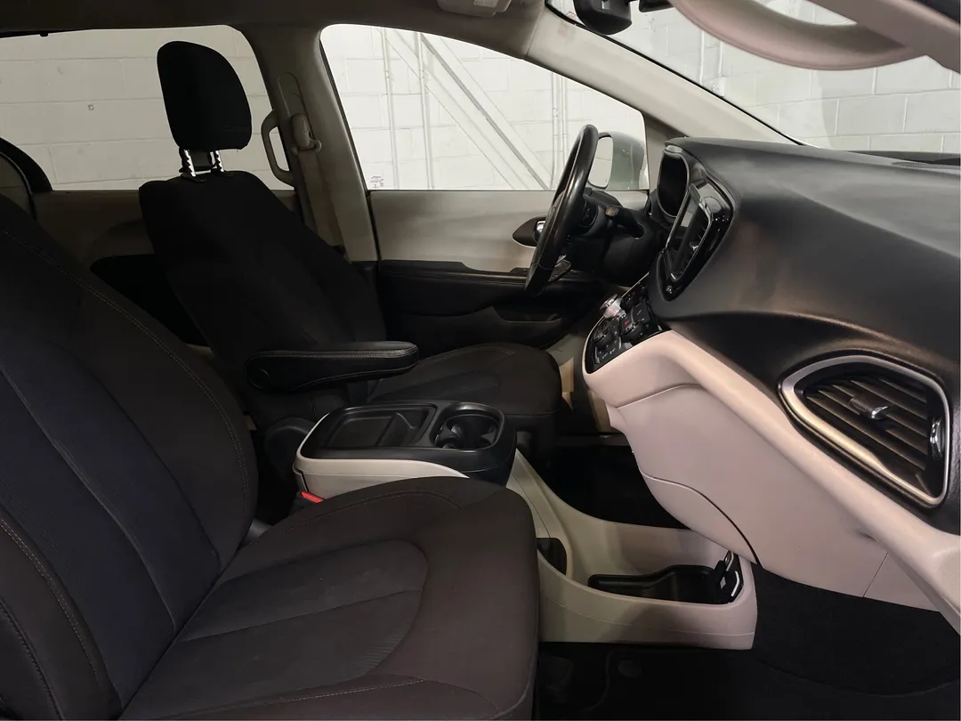 2020 Chrysler Pacifica — photo 3