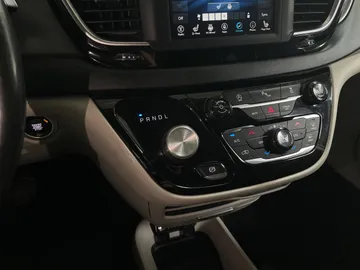 2020 Chrysler Pacifica - image 28