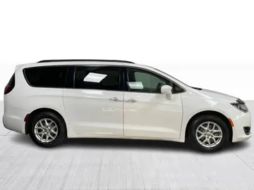 2020 Chrysler Pacifica - image 2