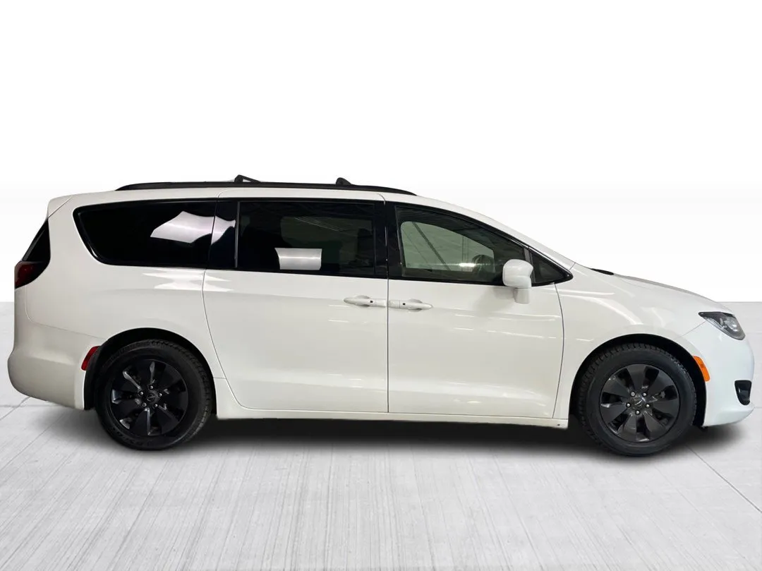 2020 Chrysler Pacifica Hybrid — photo 8