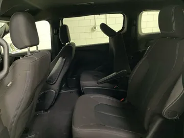 2020 Chrysler Pacifica Hybrid - image 11
