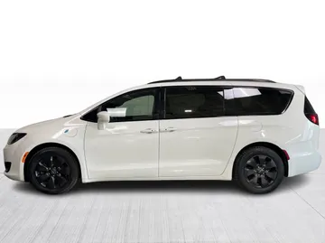 2020 Chrysler Pacifica Hybrid - image 4