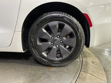 2020 Chrysler Pacifica Hybrid - image 19