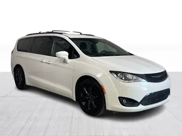 2020 Chrysler Pacifica Hybrid - image 2