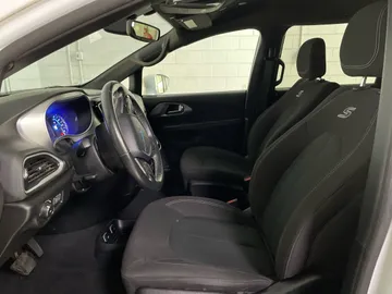 2020 Chrysler Pacifica Hybrid - image 10