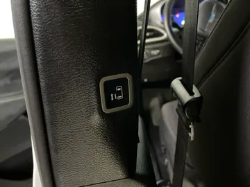 2020 Chrysler Pacifica Hybrid - image 33