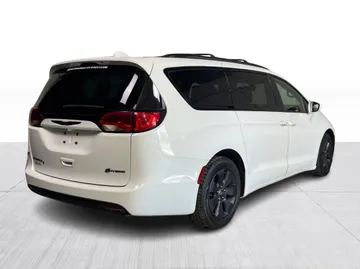 2020 Chrysler Pacifica Hybrid - image 9