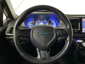 2020 Chrysler Pacifica Hybrid - image 16