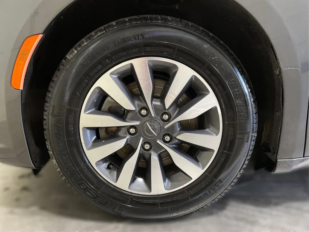 2021 Chrysler Pacifica Hybrid — photo 5