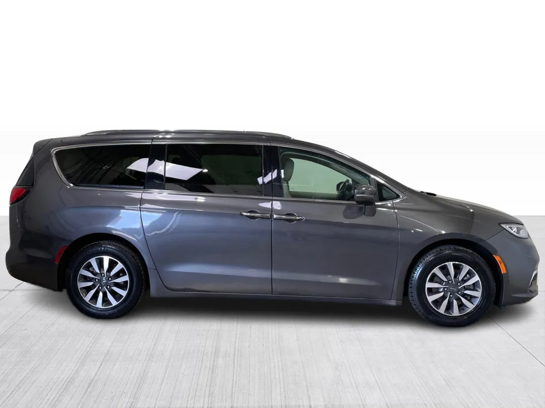 2021 Chrysler Pacifica Hybrid — photo 2