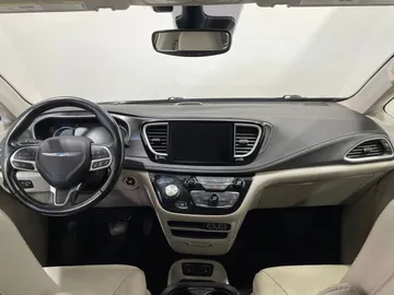 2021 Chrysler Pacifica Hybrid - image 4