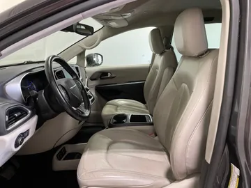 2021 Chrysler Pacifica Hybrid - image 3