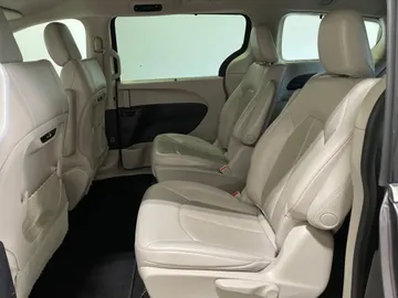 2021 Chrysler Pacifica Hybrid - image 15