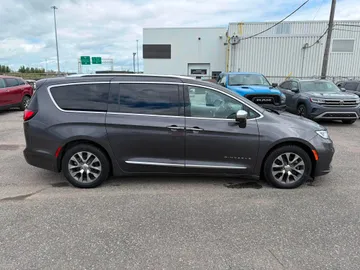 2021 Chrysler Pacifica Hybrid - image 6