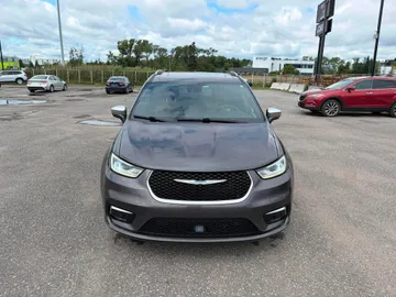 2021 Chrysler Pacifica Hybrid - image 2
