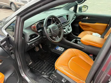 2021 Chrysler Pacifica Hybrid - image 8