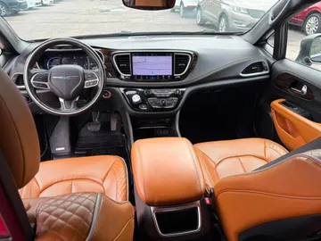 2021 Chrysler Pacifica Hybrid - image 9